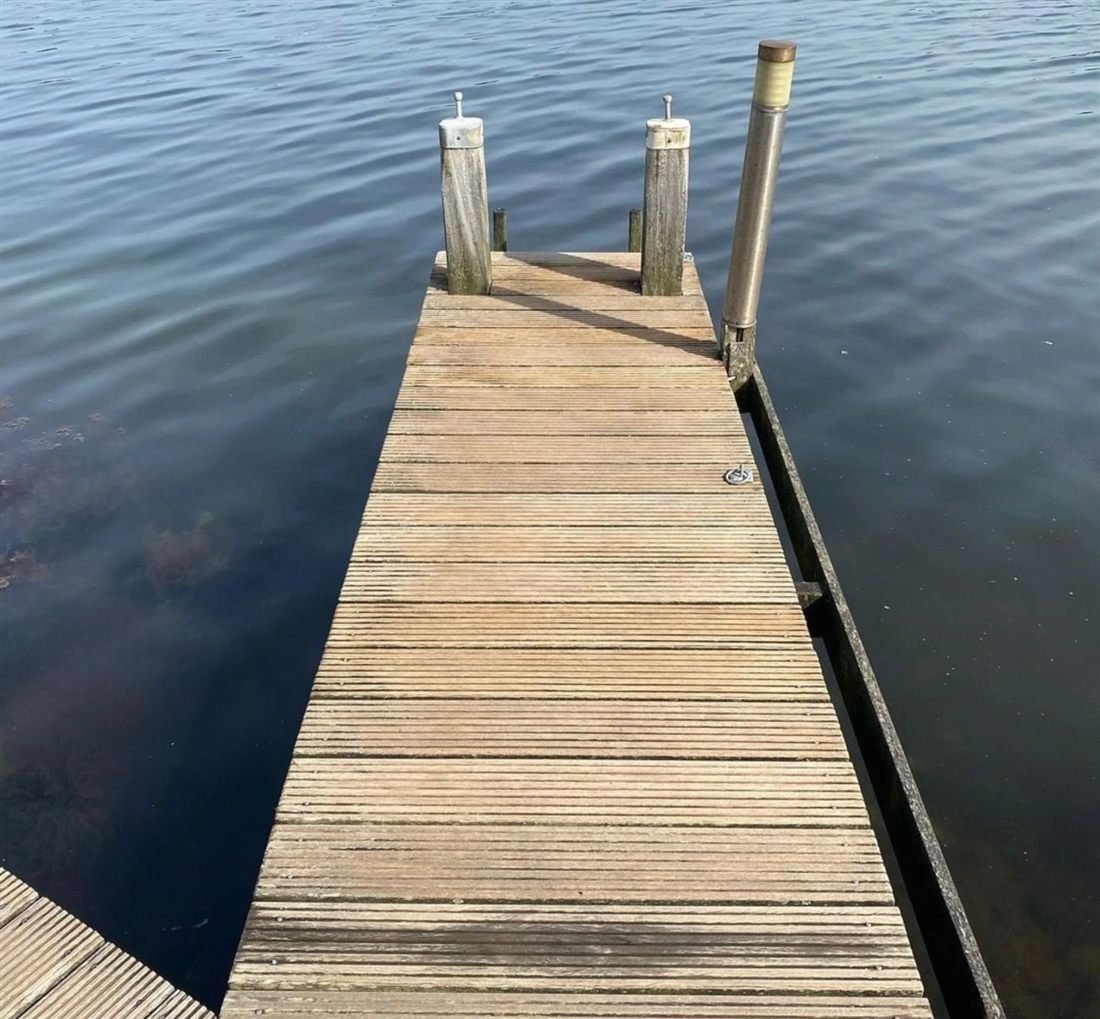 Houten steiger gereinigd aan het water